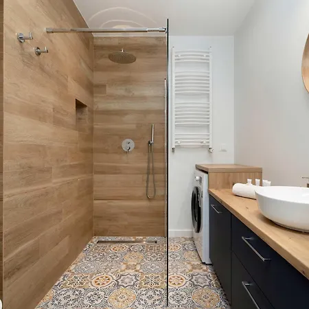 Cozy Located Near The By Renters